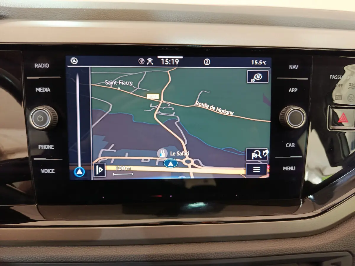 Écran tactile de navigation couleur 8 pouces dans le tableau de bord d'une Volkswagen Polo blanche 2020.