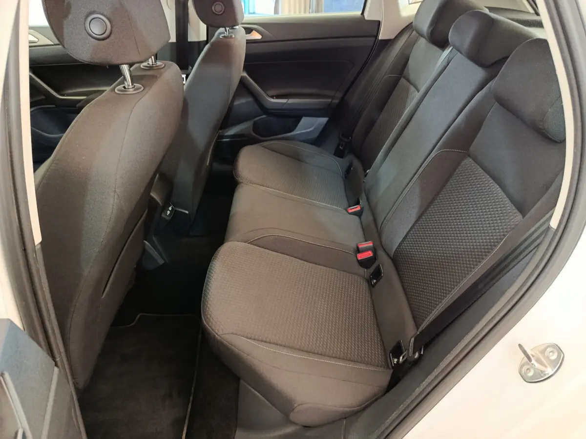 Vue intérieure côté droit des sièges arrière noirs d'une Volkswagen Polo blanche 2020, finition Lounge Business.