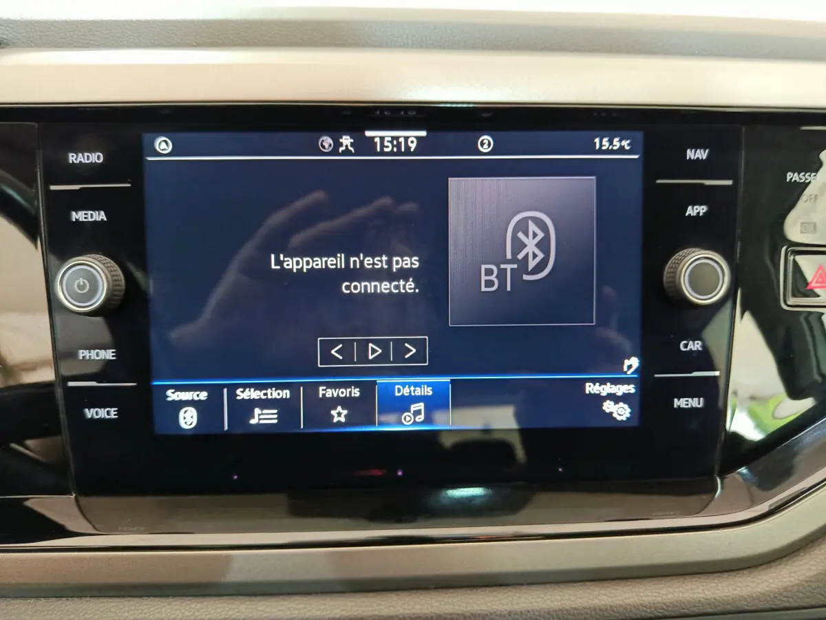 Écran tactile central de la Volkswagen Polo 1.0 TSI 95 Lounge Business affichant un message Bluetooth non connecté.