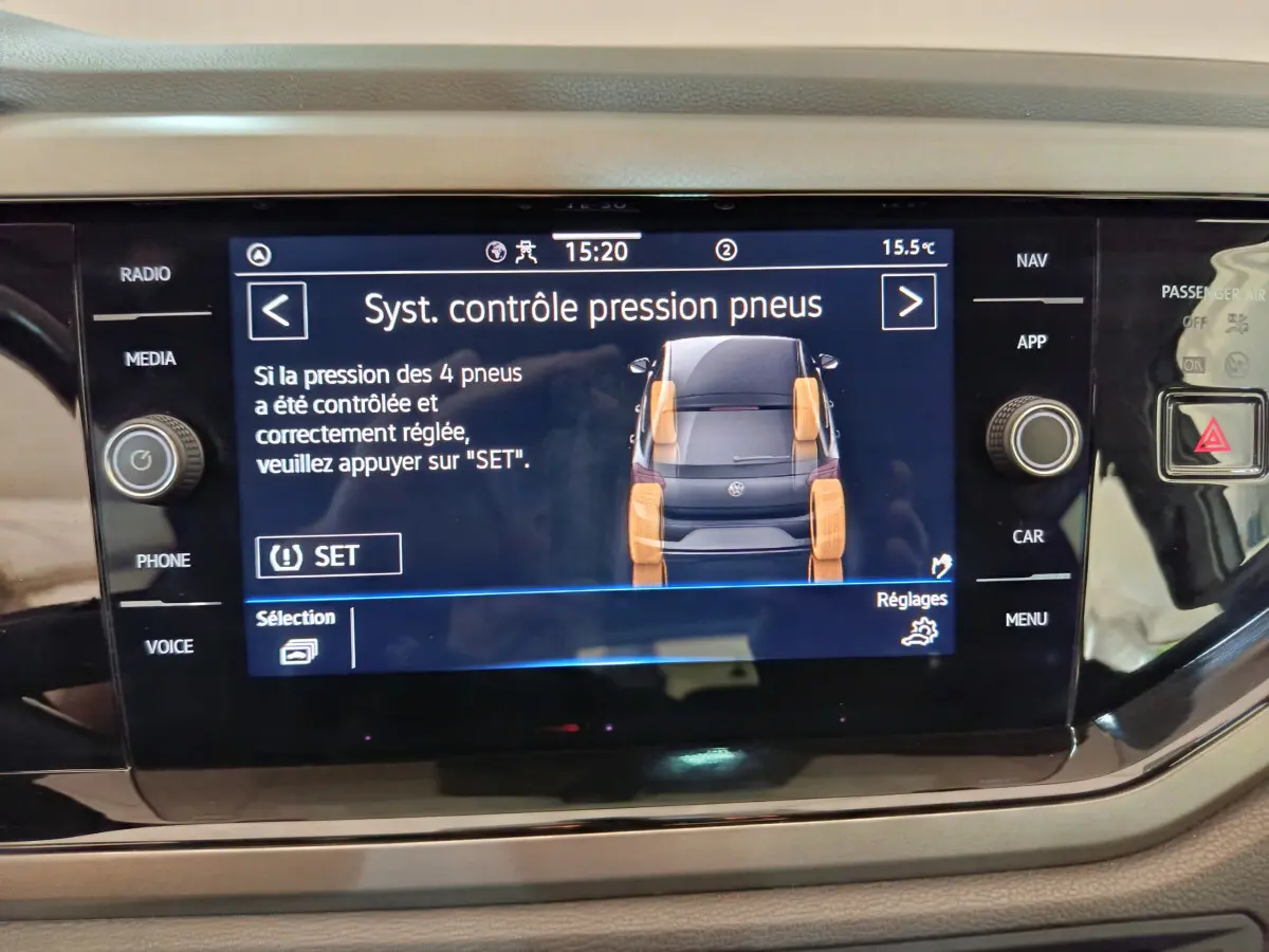 Écran tactile central du tableau de bord de la Volkswagen Polo 2020 montrant le système de contrôle pression pneus.