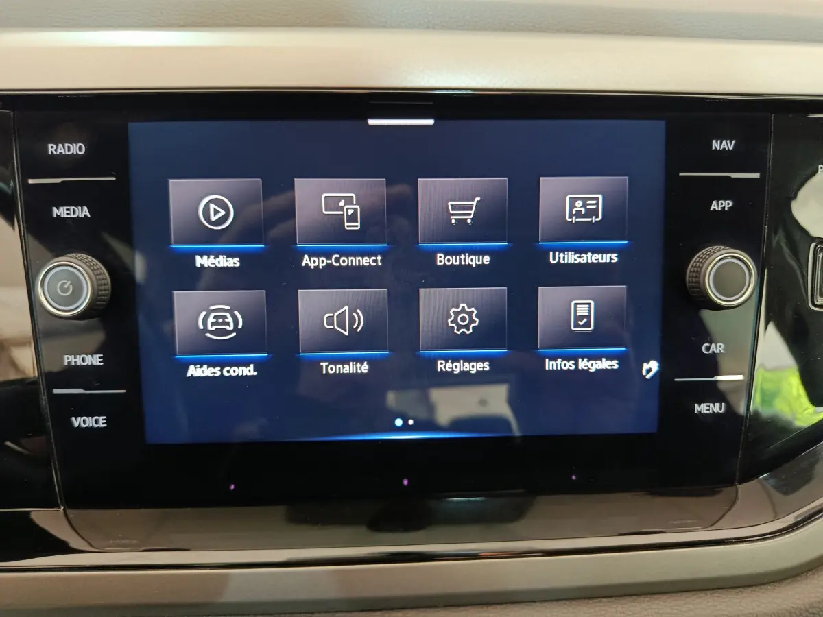 Écran tactile central de la Volkswagen Polo 1.0 TSI 95 Lounge Business affichant le menu multimédia et réglages.