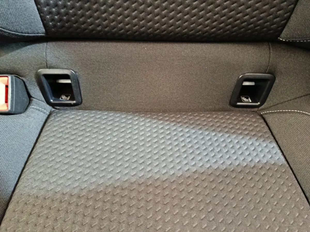 Gros plan sur la banquette arrière noire avec fixations Isofix de la Volkswagen Polo 1.0 TSI 95 Lounge Business 2020.