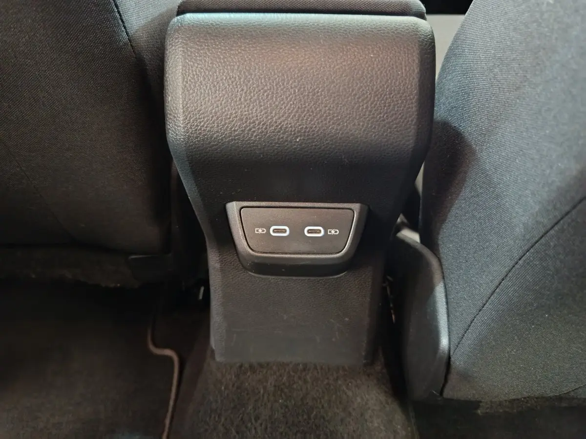 Vue rapprochée des ports USB-C arrière entre les sièges noirs du Volkswagen Polo 2020 blanc.