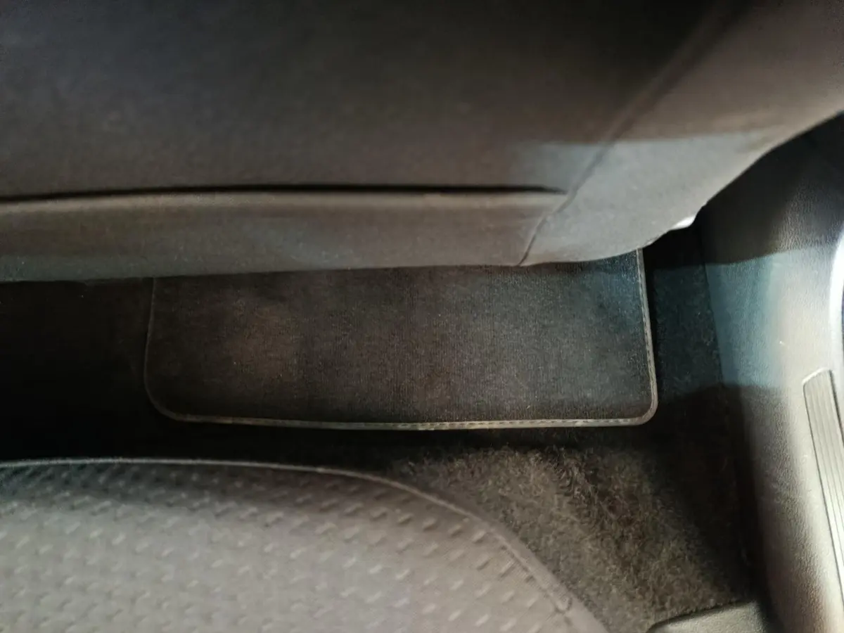 Plancher et tapis noir côté passager arrière d'une Volkswagen Polo blanche 2020, finition Lounge Business