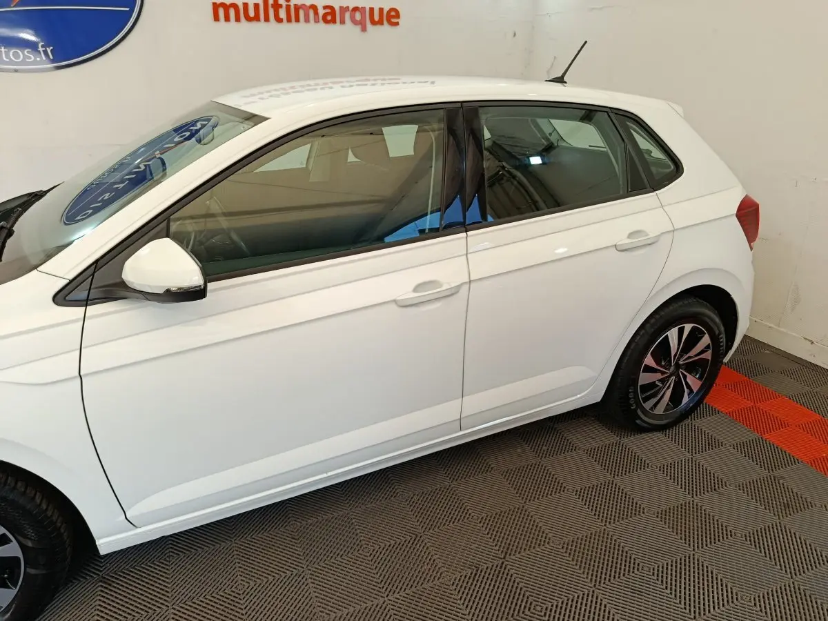 Profil droit d'une Volkswagen Polo blanche 2020, avec jantes alliage et rétroviseur blanc intégrant un clignotant.