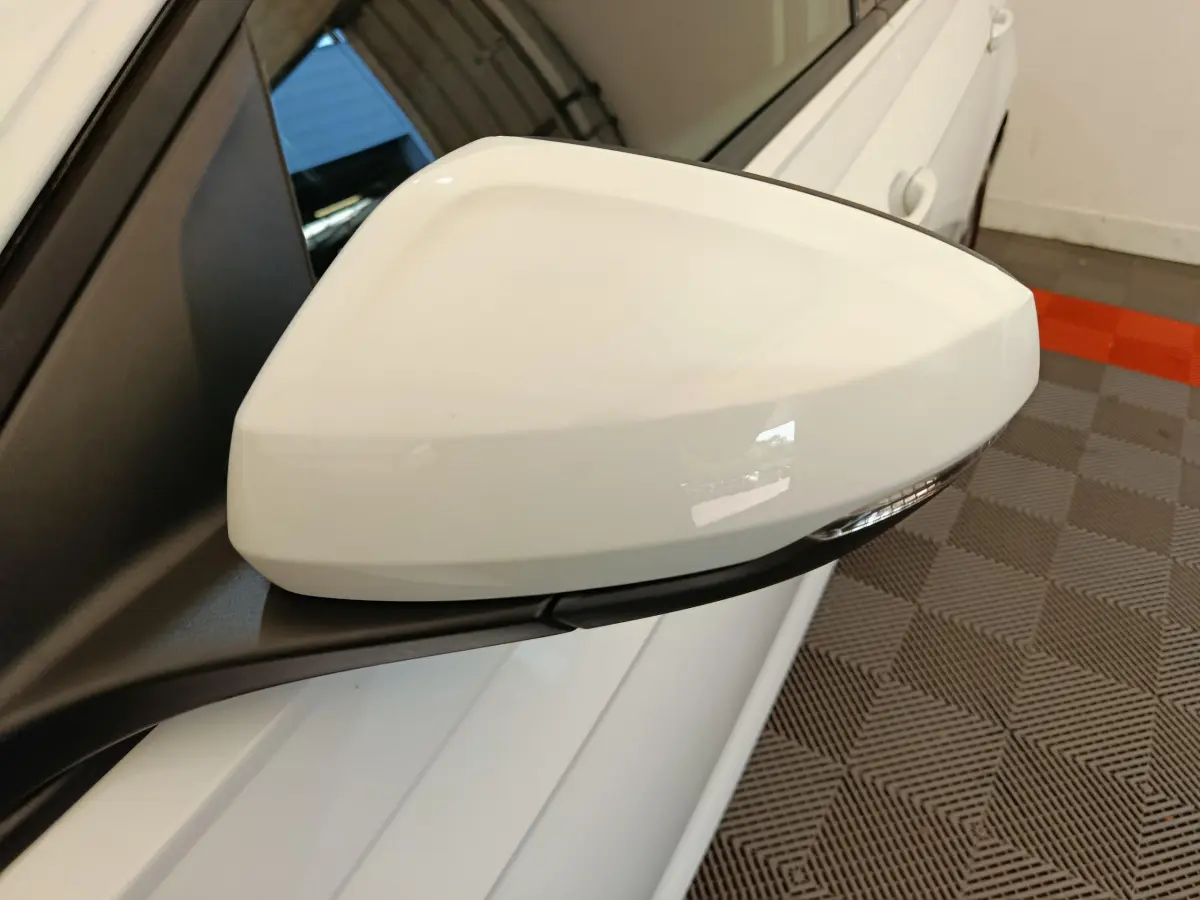 Rétroviseur blanc côté gauche de la Volkswagen Polo 1.0 TSI 95 Lounge Business 2020 avec clignotant intégré.