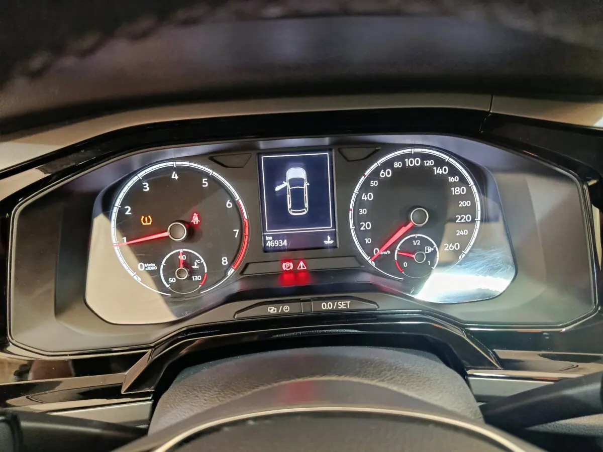 Tableau de bord numérique de Volkswagen Polo 2020, affichage central avec indicateurs vitesse et régime moteur, vue de face.