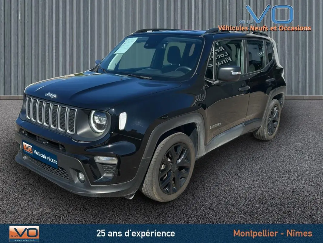 Jeep Renegade noir en 3/4 avant droit, avec barres de toit et jantes alliage noires de 18 pouces visibles.