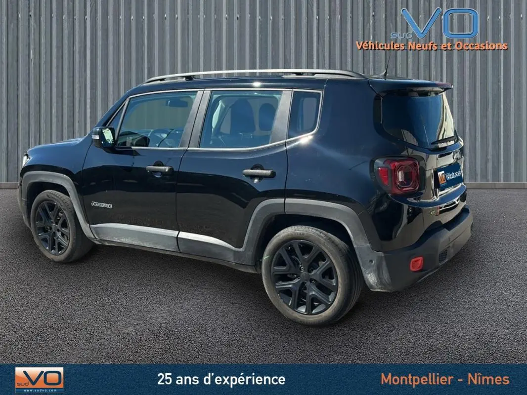 Vue 3/4 arrière droite d’un Jeep Renegade noir 2024 avec barres de toit et jantes alliage 18 pouces.