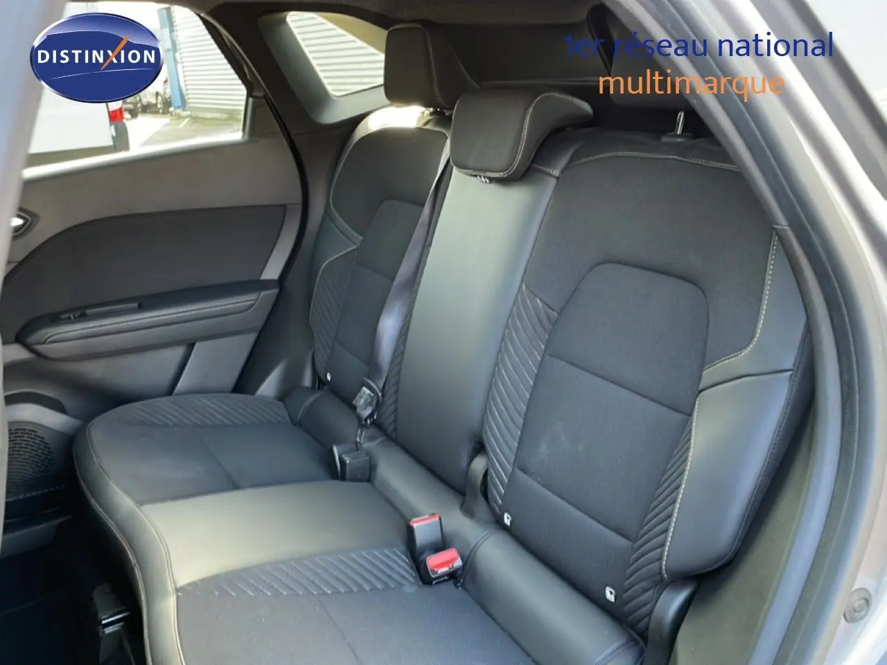 Vue intérieure côté gauche des sièges arrière en tissu noir et cuir du Renault Symbioz gris cassiopée métal 2025.
