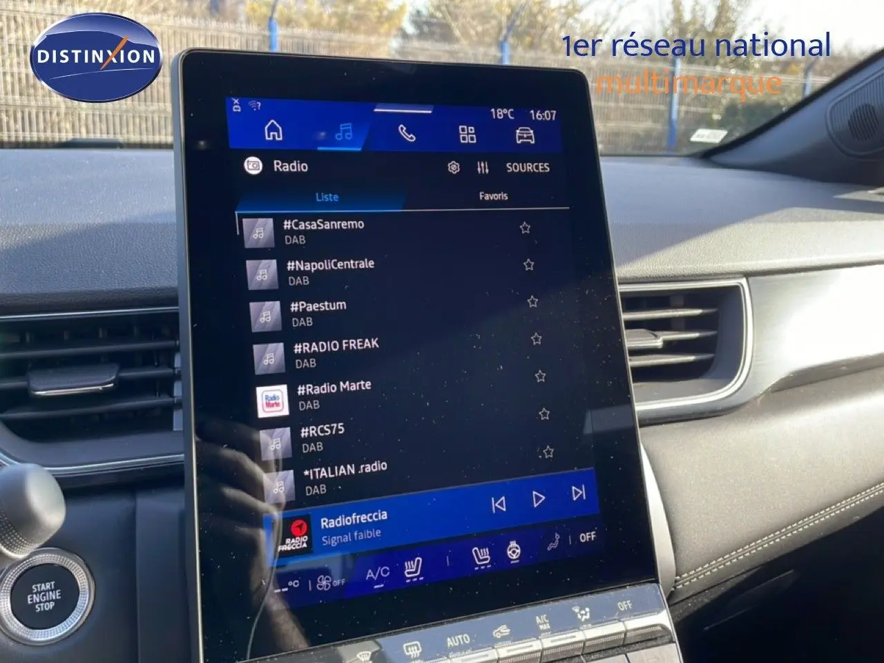 Vue intérieure centrée sur l'écran tactile du tableau de bord du Renault Symbioz gris cassiopée métal, affichant la radio digitale.