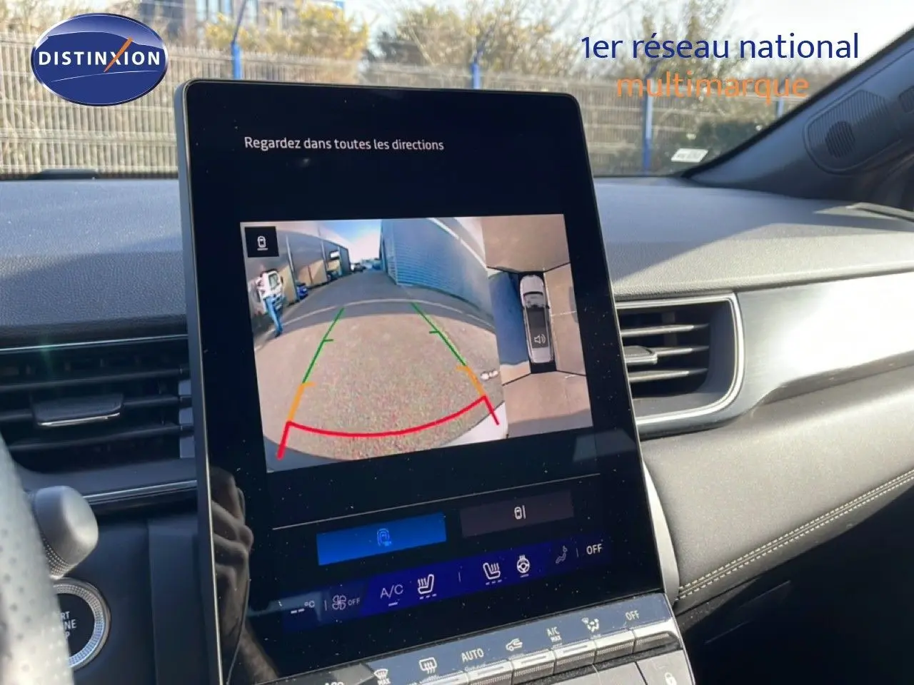 Vue rapprochée de l’écran central du Renault Symbioz gris cassiopée, affichant la caméra de recul avec vue 360° extérieure.
