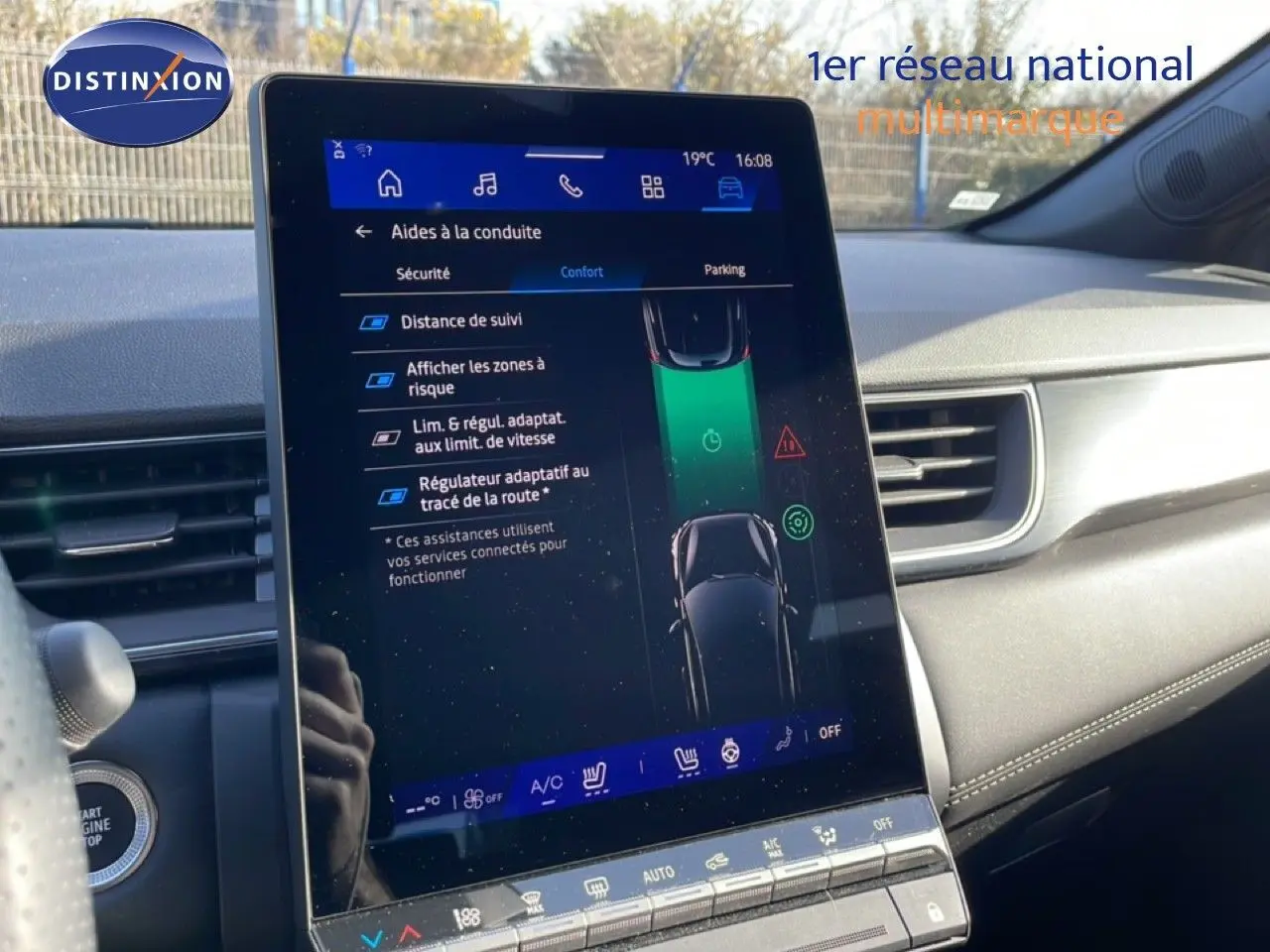 Intérieur du Renault Symbioz 2025 en gris cassiopée métal, vue sur l'écran tactile central avec aides à la conduite affichées.