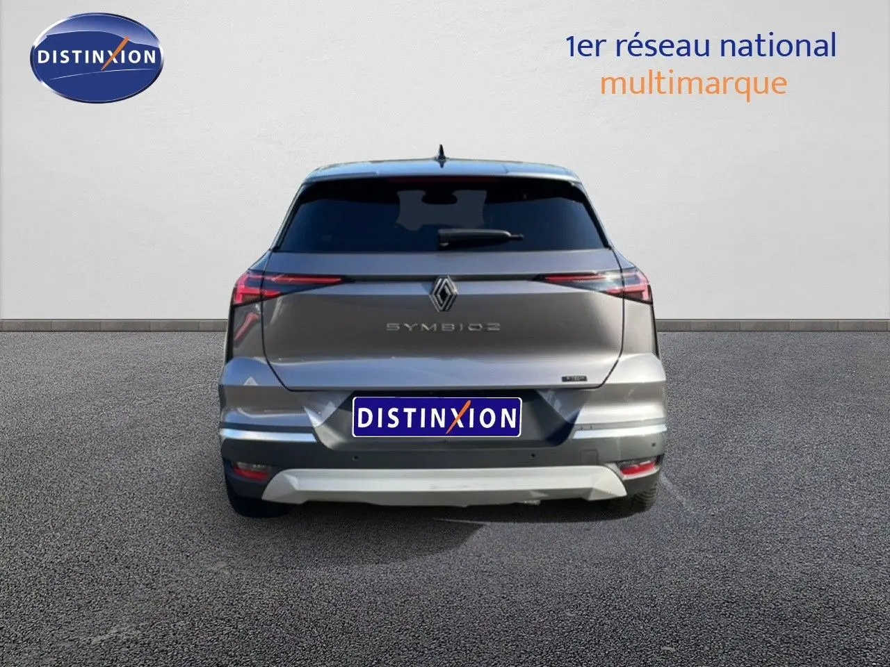 Vue arrière d'une Renault SYMBIOZ gris cassiopée métal, avec feux LED fins et logo central distinctif.
