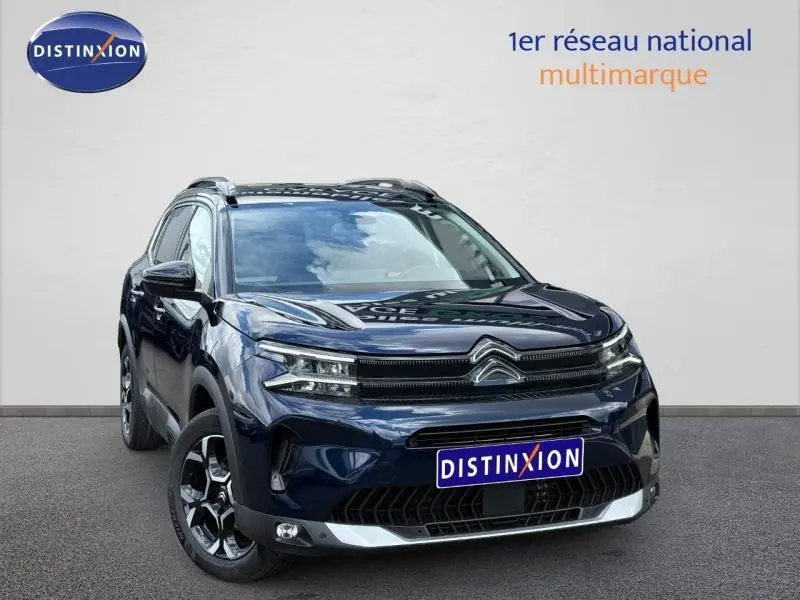 Citroën C5 Aircross 2025 bleu foncé en 3/4 avant droit avec calandre distinctive et jantes alliage.