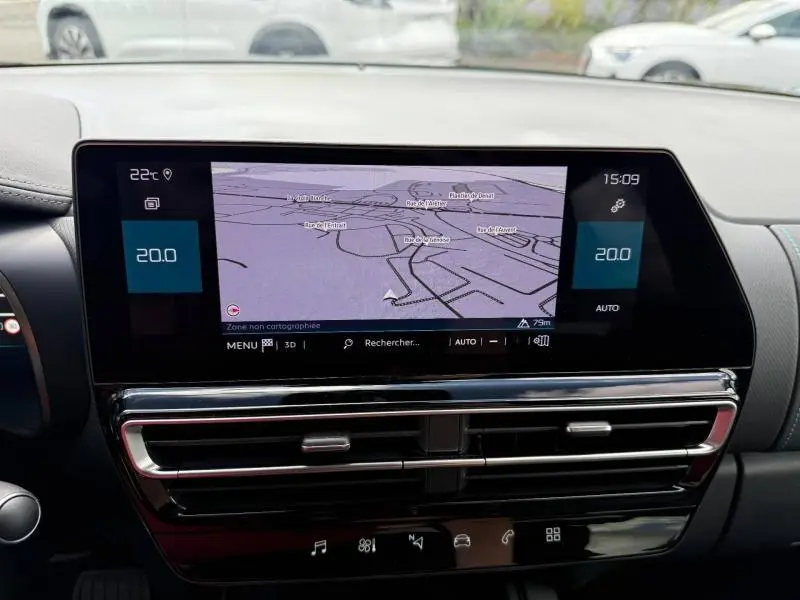 Vue intérieure du tableau de bord du Citroën C5 Aircross 2025, écran tactile affichant la navigation et commandes climatisation.