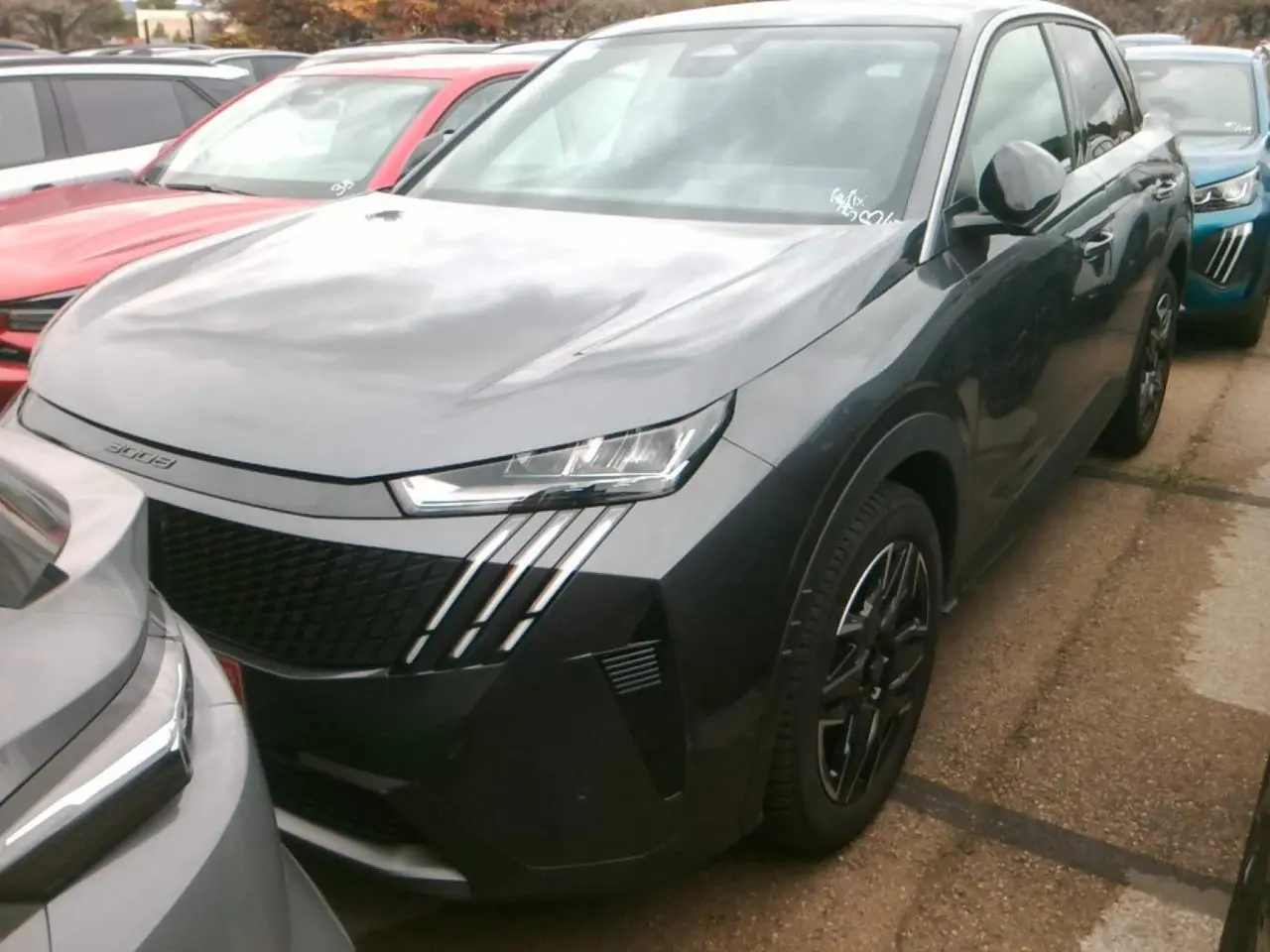 Peugeot 3008 gris foncé en 3/4 avant droit, avec jantes alliage 19'' diamantées et peinture métallisée.