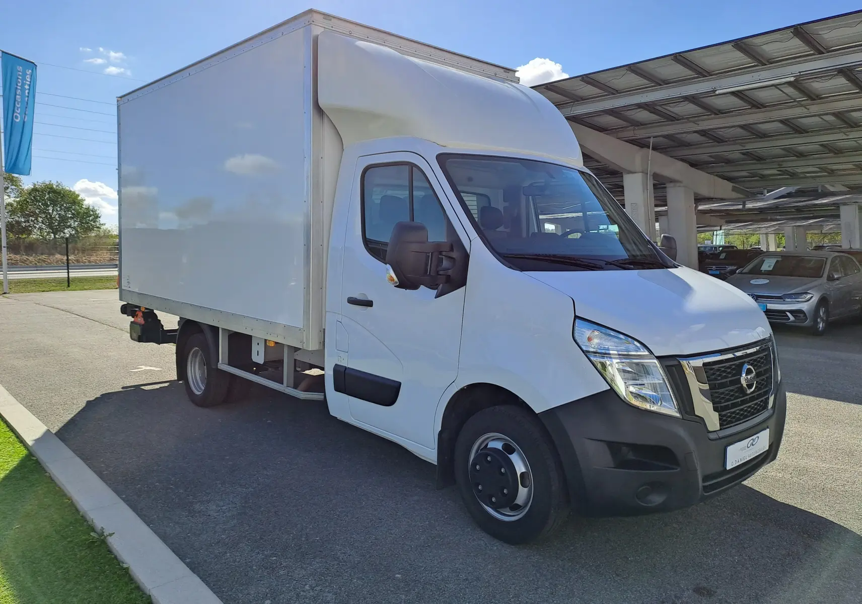 Vue 3/4 avant droit du Nissan Interstar Chassis Cabine blanc 2024 avec caisse fermée et calandre noire.