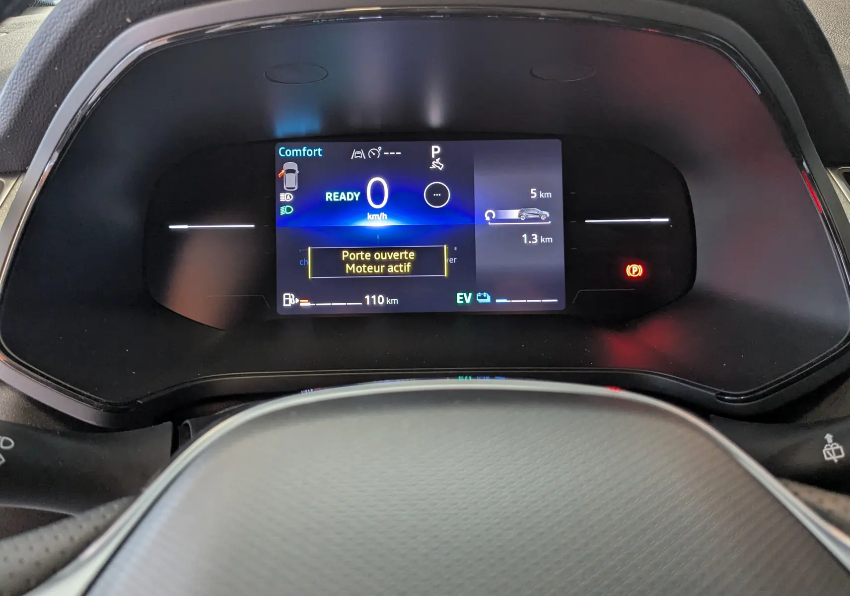 Tableau de bord numérique du Renault Captur E-Tech 2025, affichant vitesse zéro et message porte ouverte.