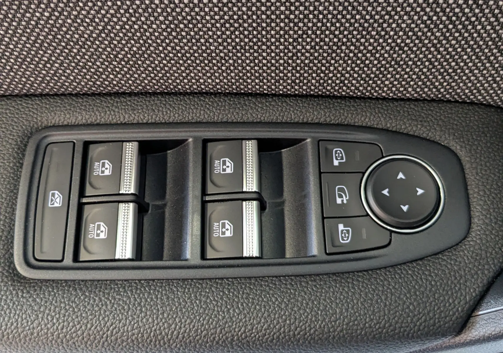 Panneau de commandes des vitres et rétroviseurs côté conducteur du Renault Captur E-Tech blanc nacré avec toit noir, finition 2025.