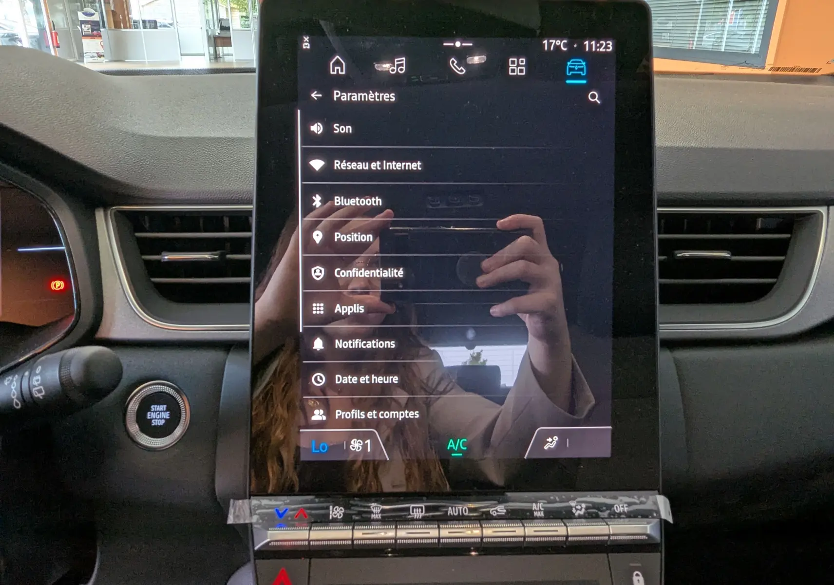 Écran tactile central du tableau de bord du Renault Captur E-Tech 2025, affichant le menu des paramètres.