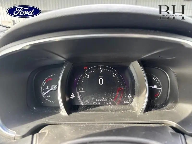 Vue rapprochée du tableau de bord numérique de la Renault Talisman gris Cassiopée, affichant la vitesse à zéro et l'autonomie à 410 km.