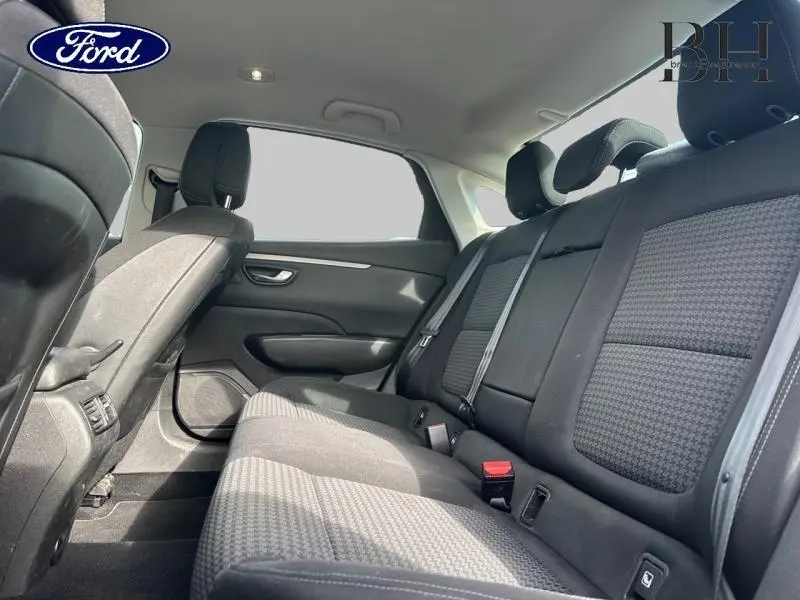 Vue intérieure côté droit des sièges arrière en tissu gris de la Renault Talisman 2016 finition Zen.