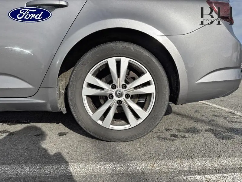 Gros plan sur la roue arrière droite gris Cassiopée d'une Renault Talisman 2016 avec jante alu et logo Renault au centre.