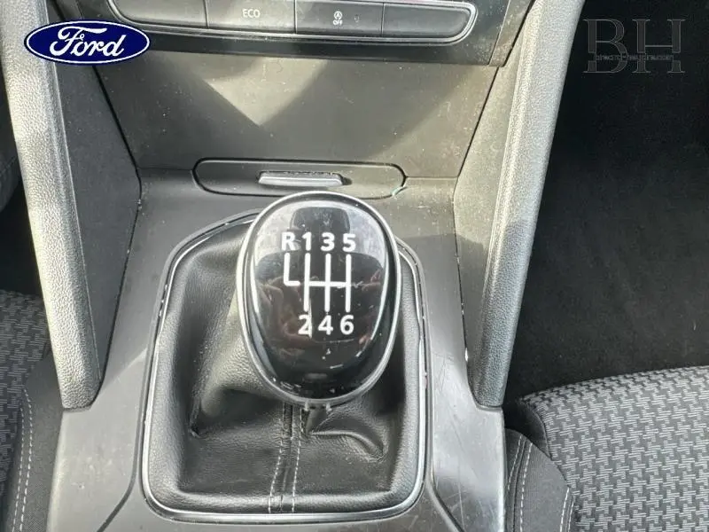 Le levier de vitesses manuel noir vu de dessus dans l'habitacle d'une Renault Talisman Gris Cassiopée.