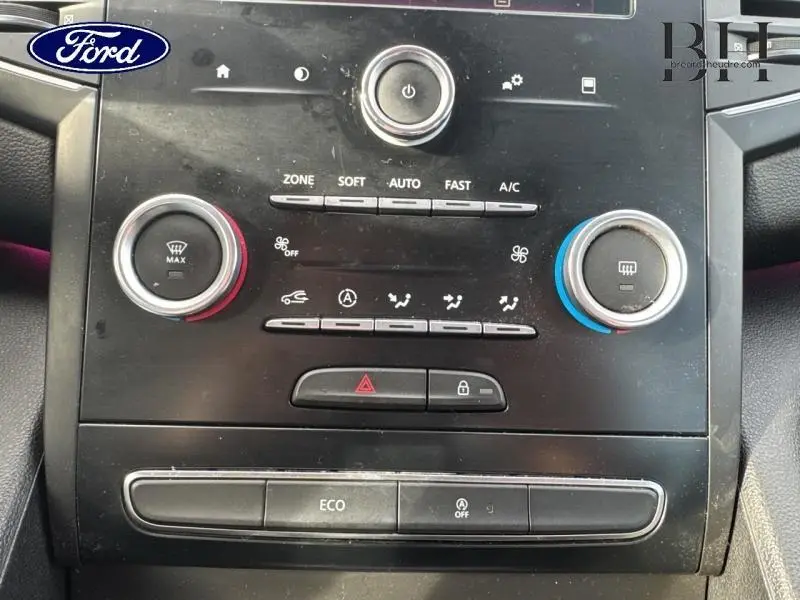 Gros plan sur la console centrale de la Renault Talisman gris Cassiopée, avec commandes climatisation et bouton ECO visibles.