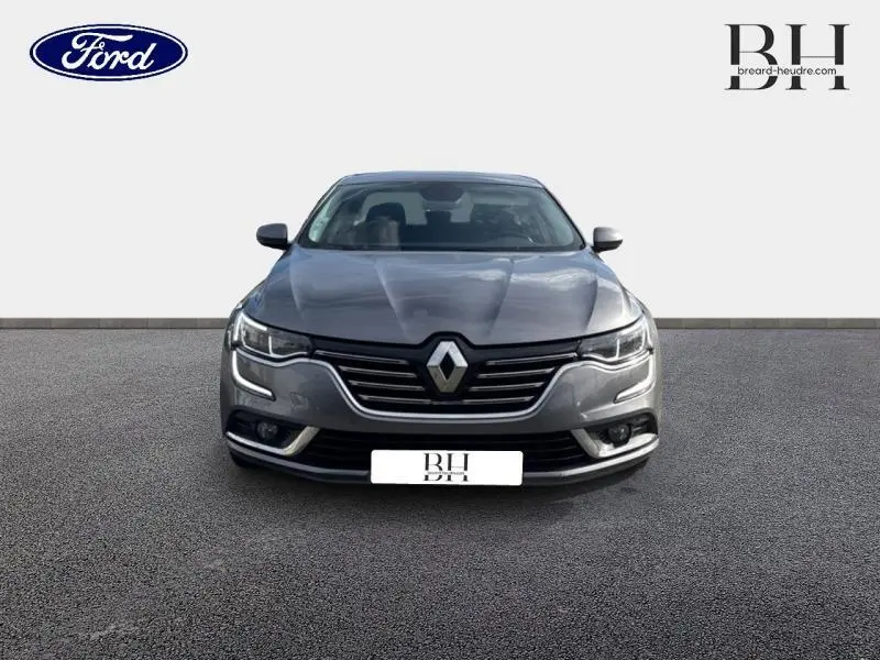 Vue frontale d'une Renault Talisman gris Cassiopée avec ses phares LED et la calandre chromée distinctive.
