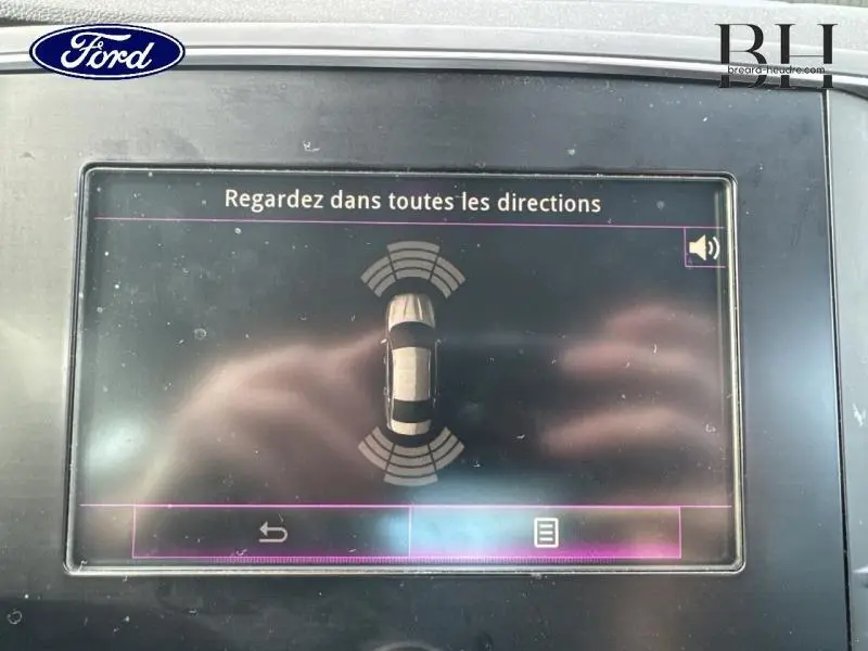 Écran de la Renault Talisman gris Cassiopée montrant l'aide au stationnement avec vue du dessus du véhicule.