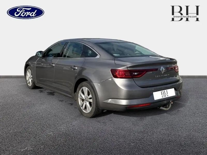 Renault Talisman gris Cassiopée en vue 3/4 arrière droit, avec jantes alu et feux arrière LED distinctifs.