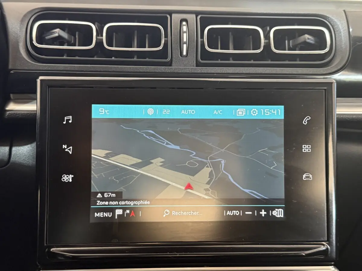 Écran tactile central affichant la navigation dans l'habitacle noir d'une Citroën C3 gris clair de 2019.