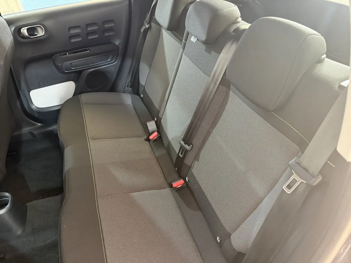 Vue intérieure côté droit sur la banquette arrière grise de la Citroën C3 2019 avec ceintures et appuie-têtes visibles.
