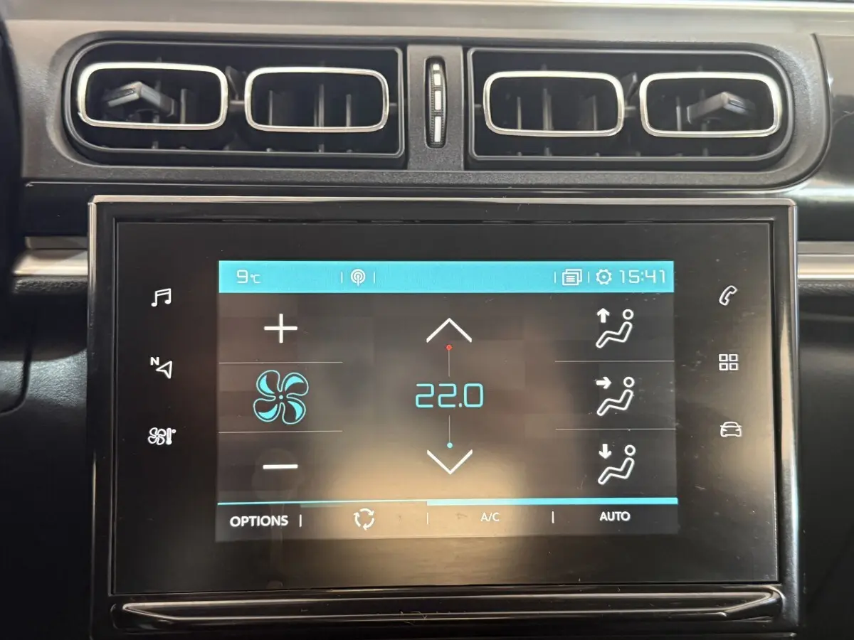 Écran tactile central affichant la climatisation à 22°C dans l'habitacle d'une Citroën C3 gris clair.