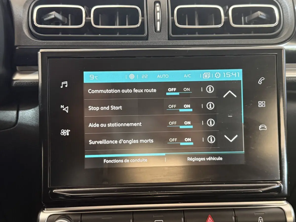 Écran tactile central de la Citroën C3 gris clair 2019 affichant les réglages d'aides à la conduite.