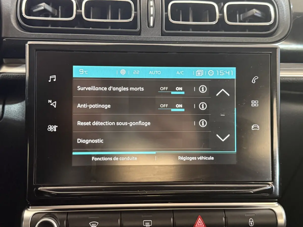 Écran tactile central affichant les réglages de conduite dans l'habitacle d'une Citroën C3 gris clair de 2019.