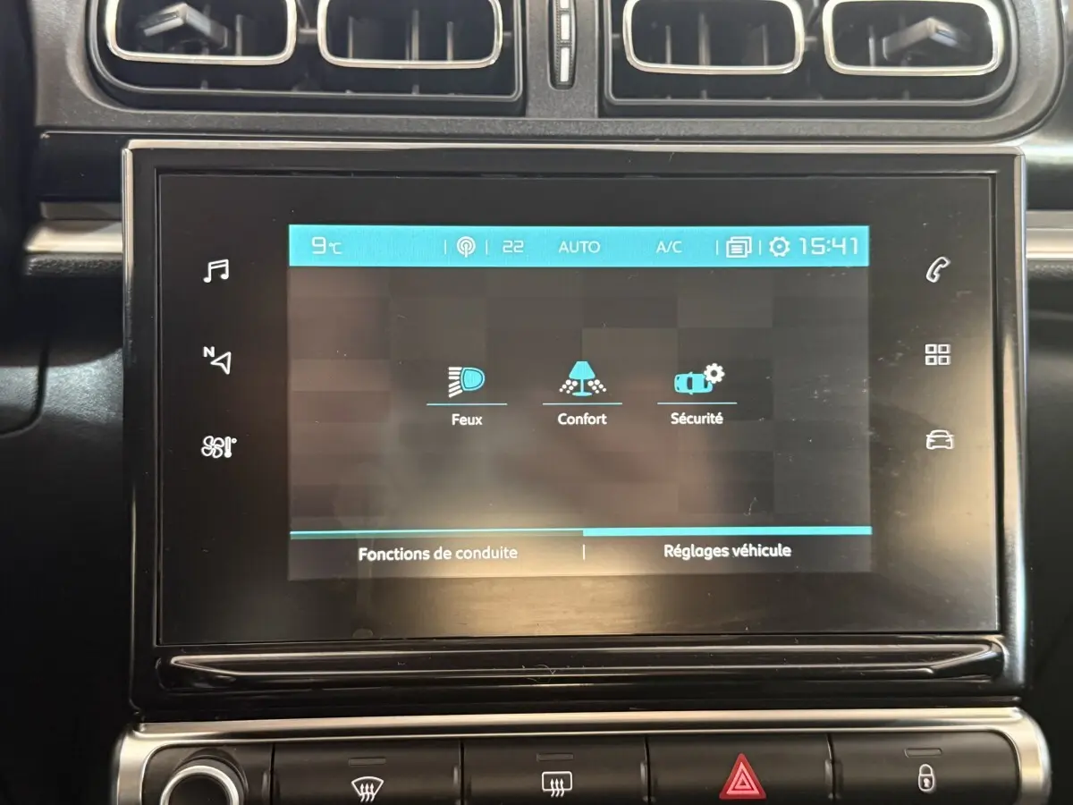 Écran tactile central de la CITROEN C3 gris clair affichant les réglages Feux, Confort et Sécurité, vue de face.