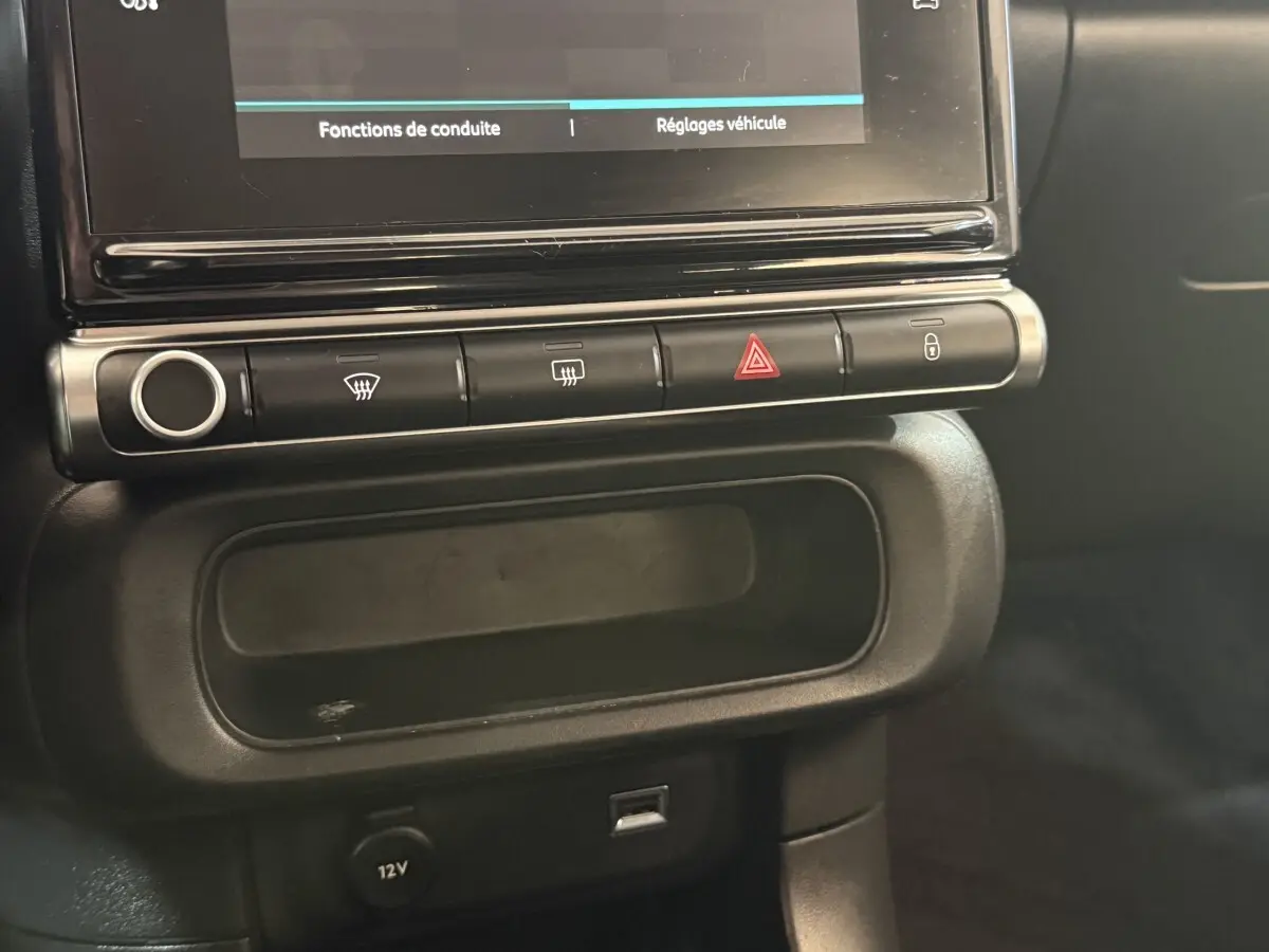 Détail de la console centrale avec écran tactile et boutons de commande sur une Citroën C3 gris clair 2019.