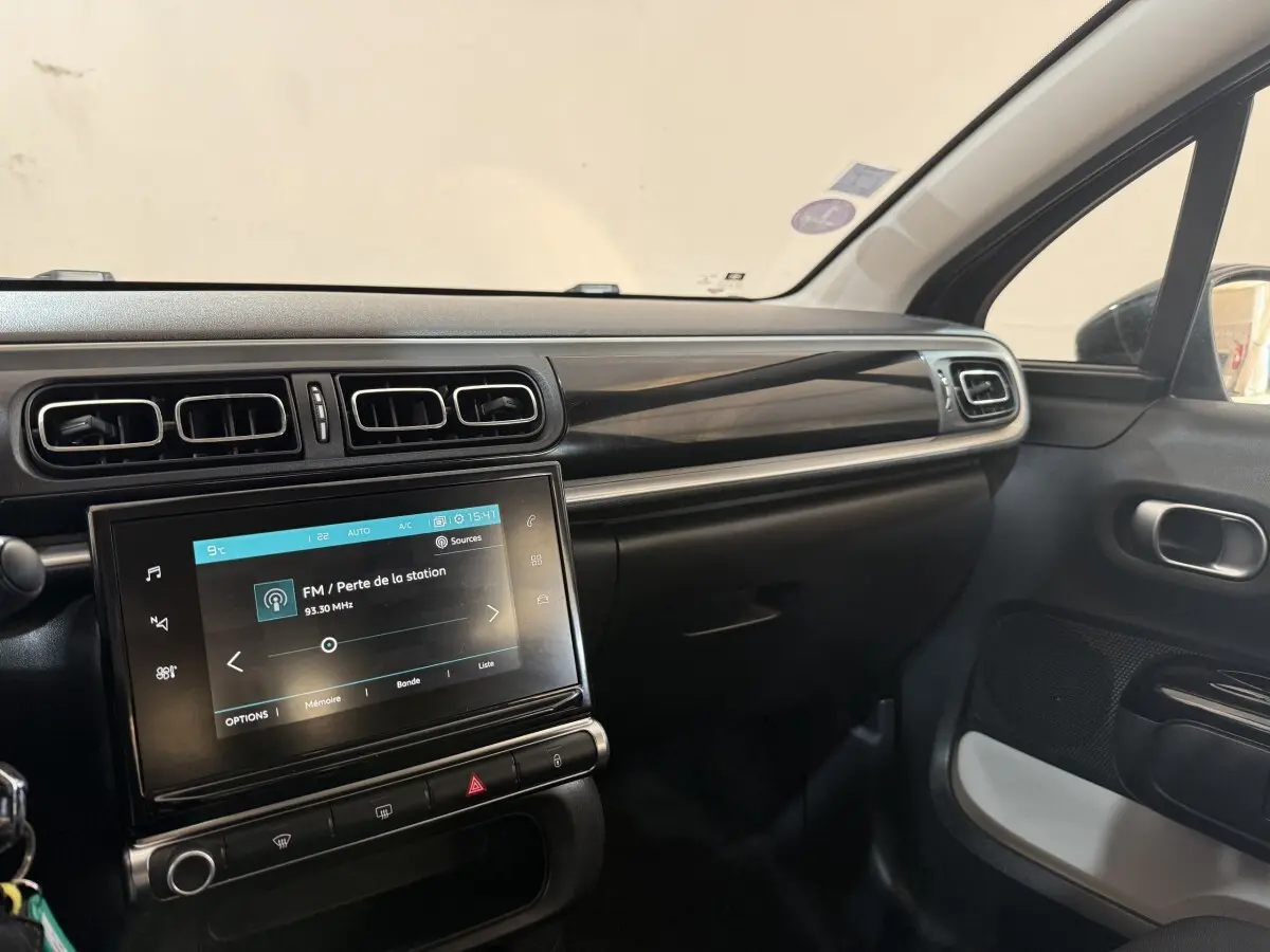 Tableau de bord intérieur de Citroën C3 gris clair 2019, vue côté passager avec écran tactile et aérateurs rectangulaires.