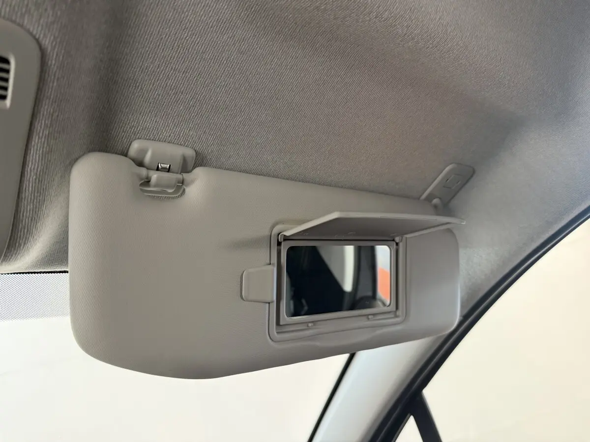 Miroir de courtoisie ouvert sur pare-soleil gris clair côté conducteur dans l'habitacle d'une Citroën C3 2019.