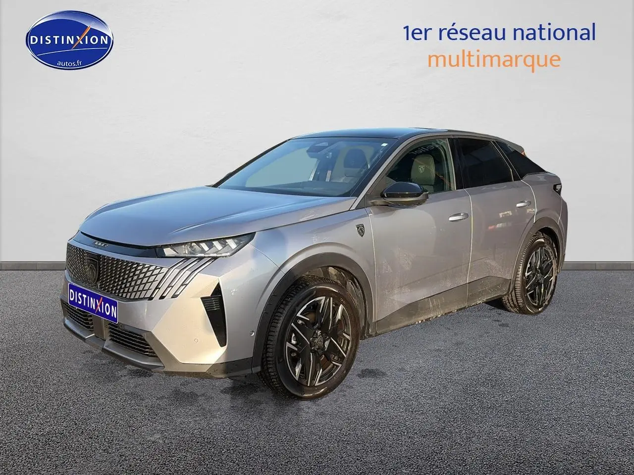 Peugeot 3008 gris 3/4 avant droit, avec calandre distinctive et jantes alliage noires.