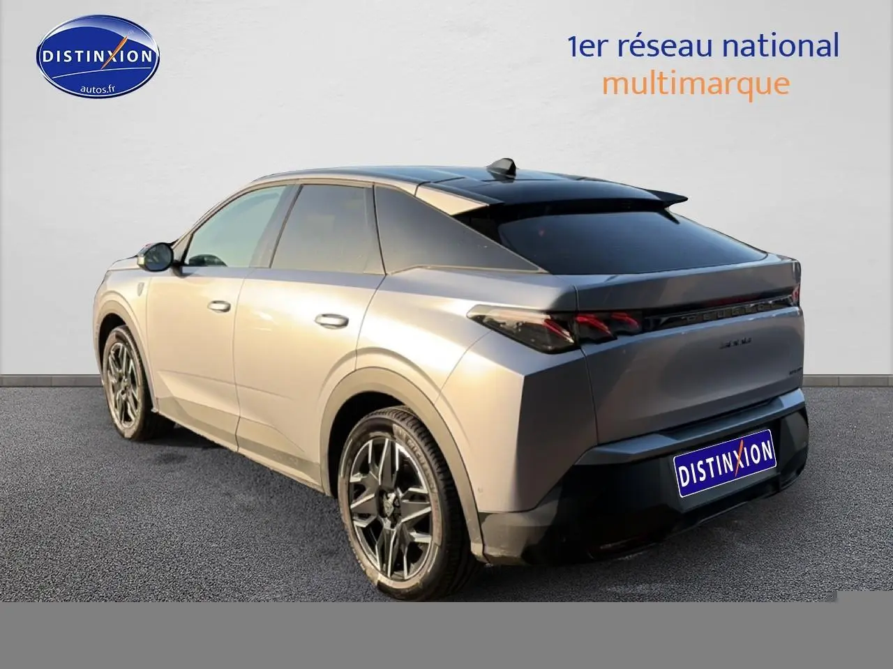 Vue 3/4 arrière droite d'un Peugeot 3008 gris 2025 avec jantes alu et vitres arrière surteintées.