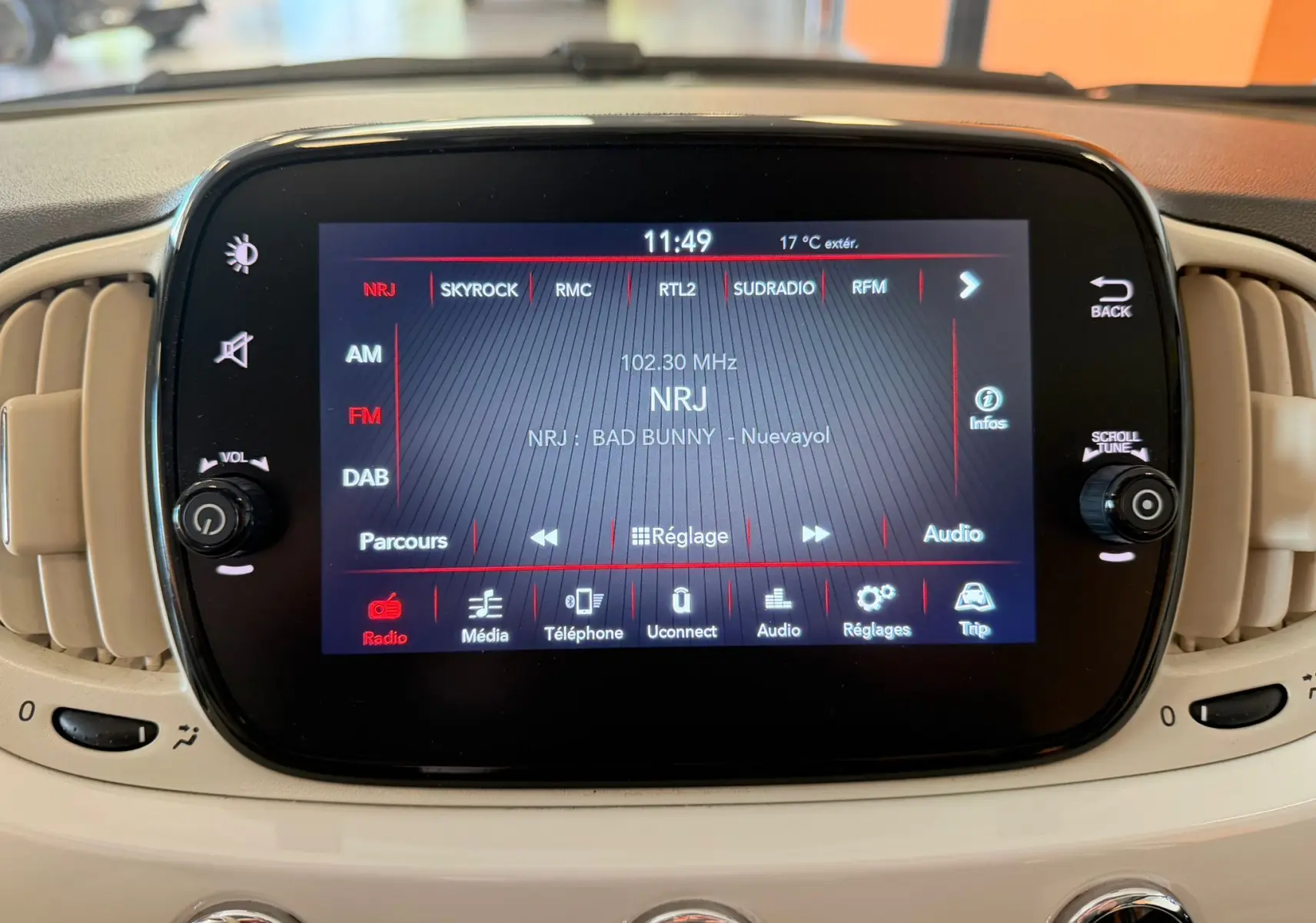 Écran tactile central de la Fiat 500 Dolcevita 2022 en Bossa Nova White, affichant la radio NRJ en mode FM.