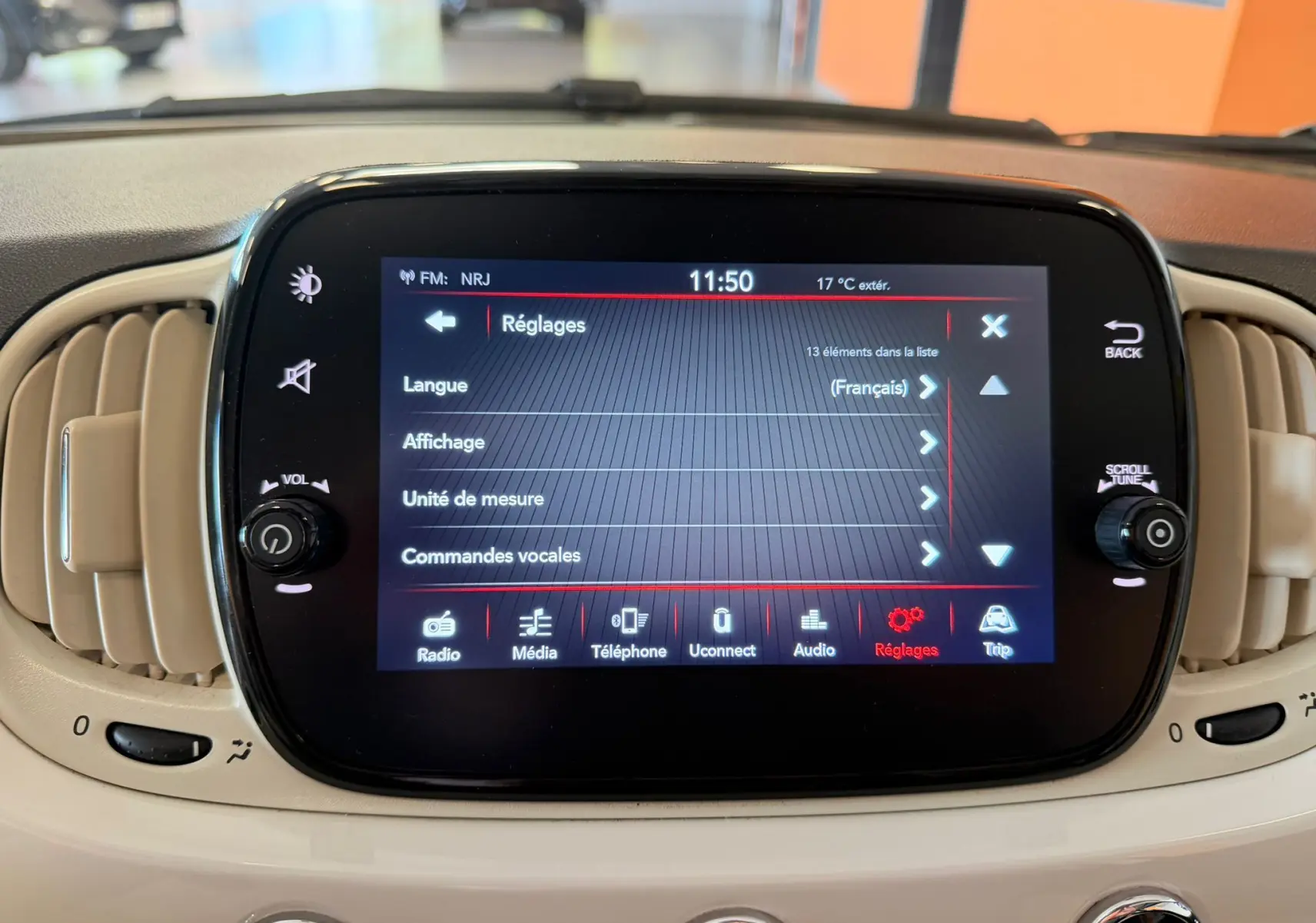 Écran tactile central de la Fiat 500 Dolcevita 2022 en Bossa Nova White, affichant le menu Réglages en intérieur.