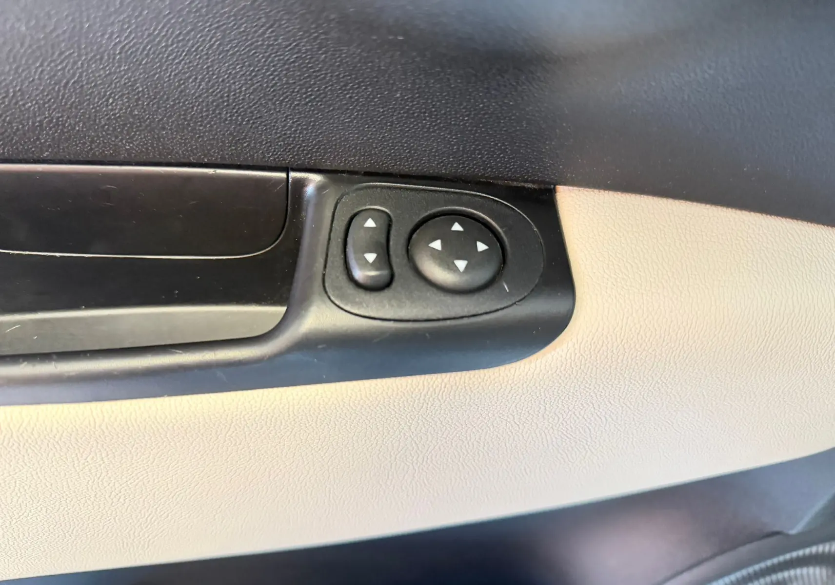 Détail des commandes de réglage des rétroviseurs sur la portière intérieure beige et noire d'une Fiat 500 Bossa Nova White 2022.