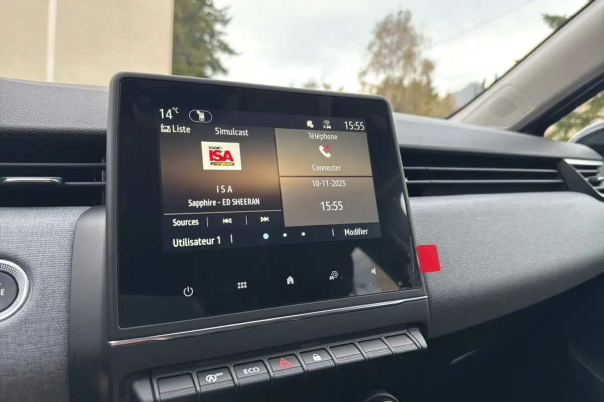 Vue intérieure centrée sur l'écran tactile 7 pouces du tableau de bord de la Renault Clio gris schiste 2025.