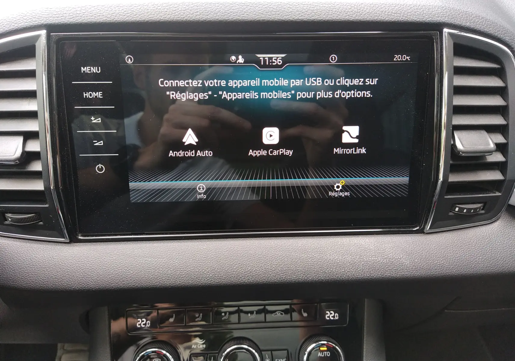 Écran tactile central du tableau de bord du Skoda Karoq 2022, affichant options Android Auto, Apple CarPlay et MirrorLink.