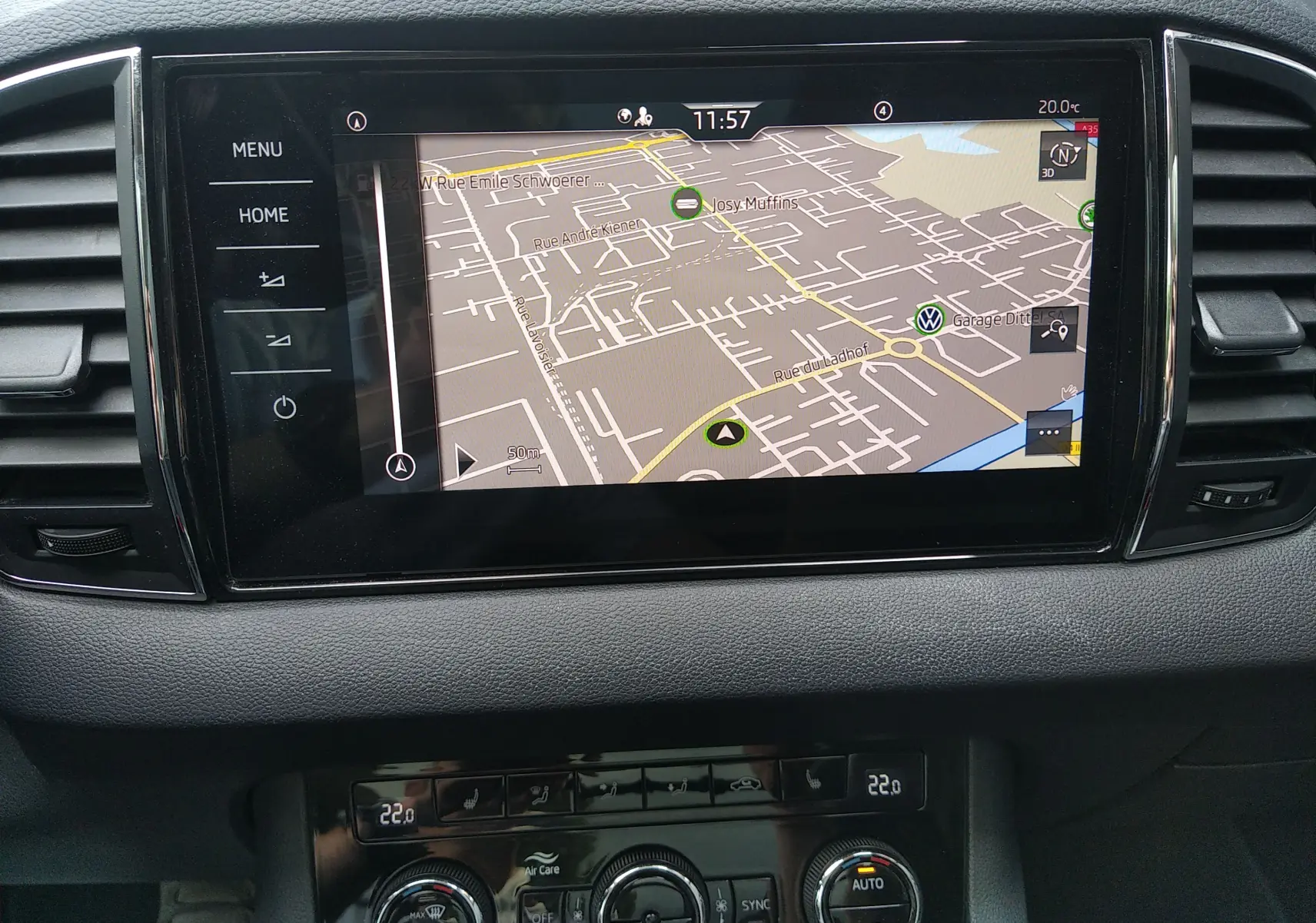 Écran tactile central avec navigation GPS dans l’habitacle d’un Skoda Karoq gris, vue rapprochée du tableau de bord.